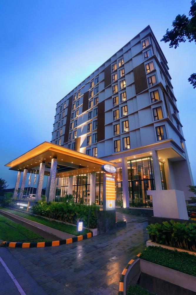 Harper Cikarang By Aston Hotell Exteriör bild